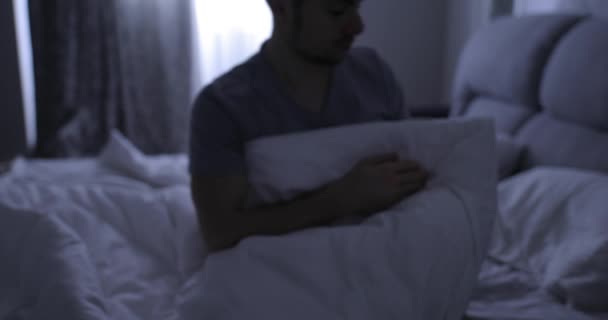 Homme déprimé au lit souffre d'une insomnie symptomatique — Video