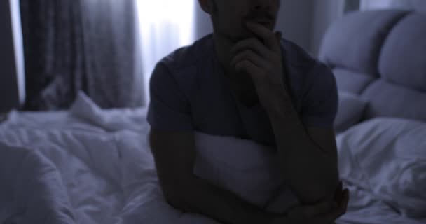 Καταθλιπτική άνθρωπος στο κρεβάτι πάσχει από αϋπνία σύμπτωμα μιας — Αρχείο Βίντεο