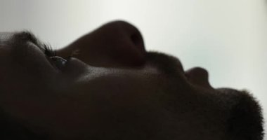 Erkek yüz ve göz closeup uyan yatakta sabah