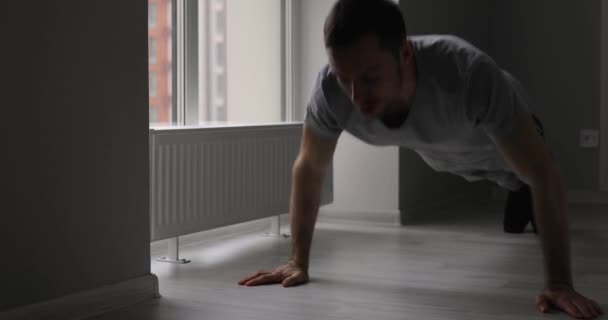 Muž kliky, domácí fitness cvičení pro trénink síly, včetně původní zvuk — Stock video