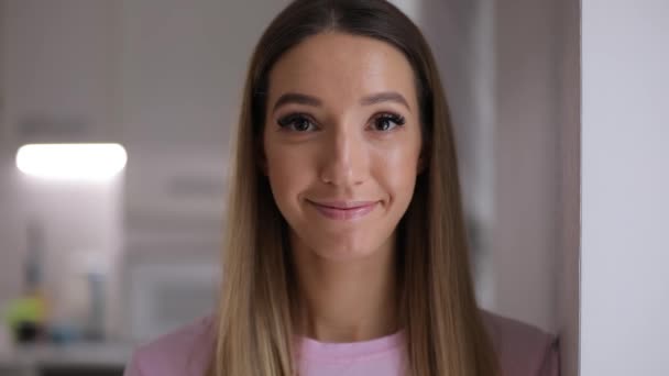 Gülümseyen Şirin Mutlu Kadın Yüz Closeup Evde Bir Yavaş Hareket — Stok video