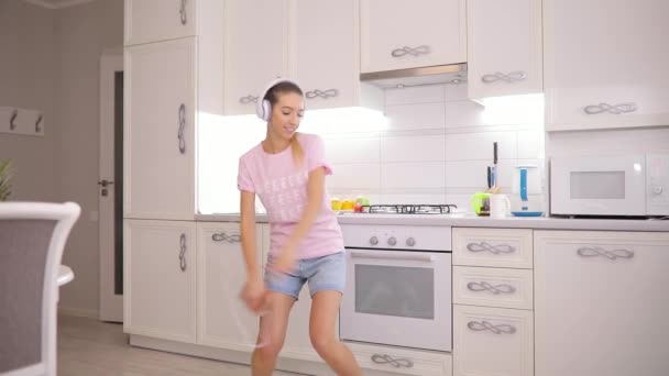 Zorgeloos weekend's ochtends, vrouw dansen luisteren naar muziek thuis in slow motion — Stockvideo