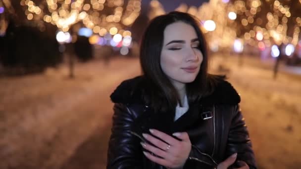 Mujer caminando por el maravilloso callejón nocturno decorado con guirnaldas de luminosidad amarilla — Vídeos de Stock