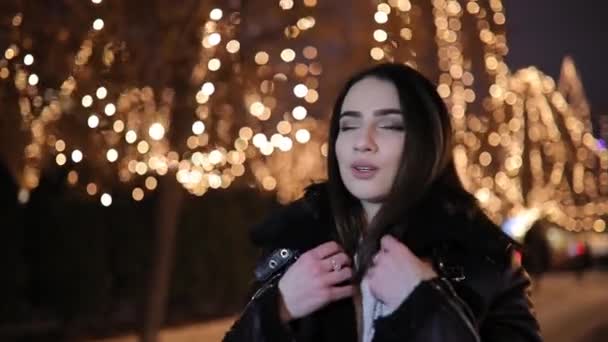 Mujer caminando por el maravilloso callejón nocturno decorado con guirnaldas de luminosidad amarilla — Vídeos de Stock