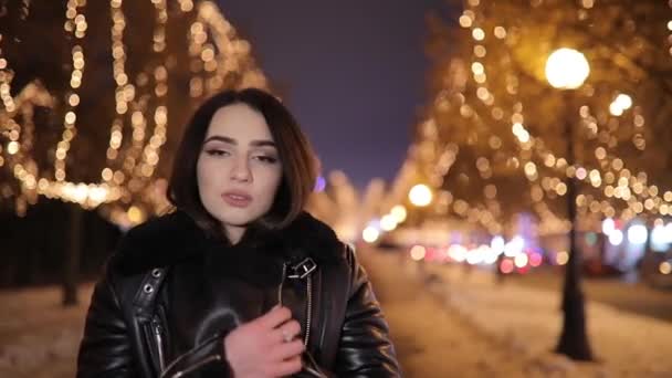 Woman walking along wonderful night alley decorated by yellow luminosity garlands — Stock Video