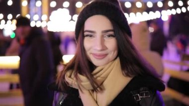 Buz pateni pisti gece kış City yakınındaki kadın portresi yüz çevirmek