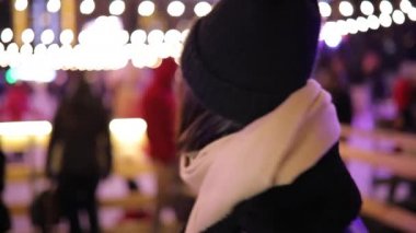 Buz pateni pisti gece kış City yakınındaki kadın portresi yüz çevirmek