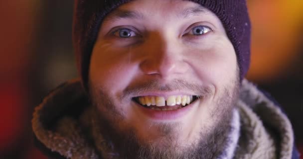 Közelről mosolygó ember, az éjszakai város — Stock videók