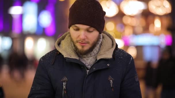 Man visar en grön skärm smartphone i natt city — Stockvideo