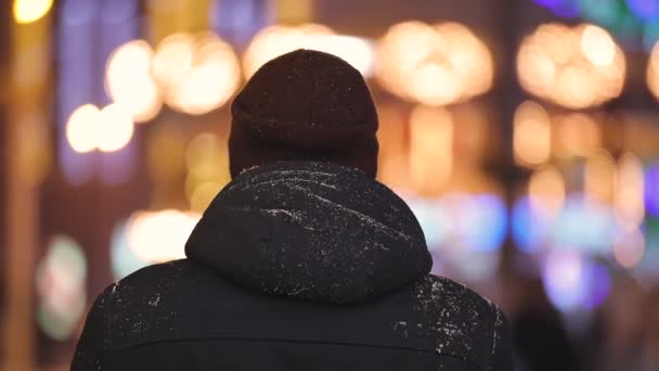 Uomo irriconoscibile vestire le cuffie nella città di notte — Video Stock