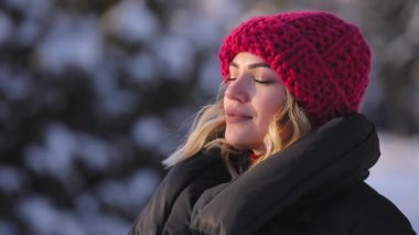 Kadın nefes taze soğuk kış hava, slowmotion