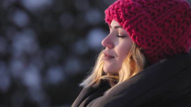 Kadın nefes taze soğuk kış hava, slowmotion