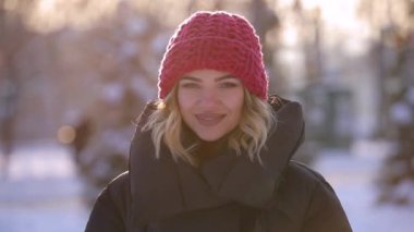 Kış günü, slowmotion adlı pembe örgü şapkalı kadın portresi