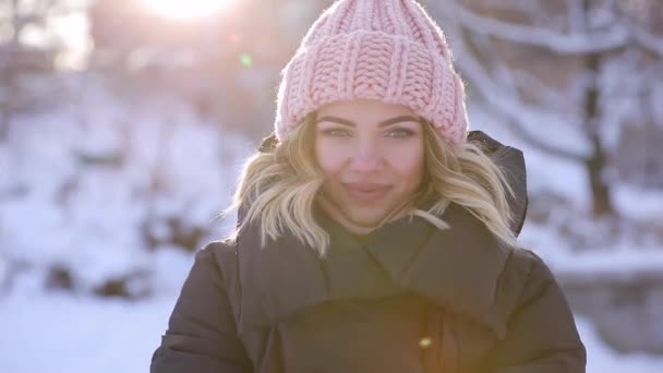 Lycklig kvinna blåser snö från händerna — Stockvideo