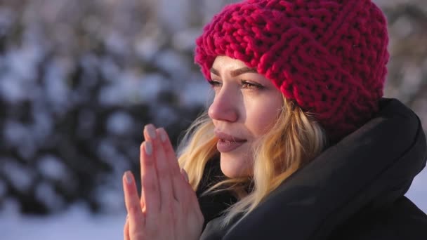 Kvinna som värmer händerna i kall vinterdag, slowmotion — Stockvideo
