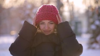 Kış günü, slowmotion adlı pembe örgü şapkalı kadın portresi