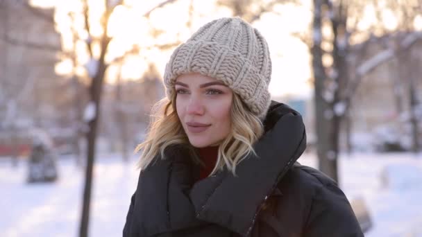 Piękna kobieta spaceru w parku zimowym, slowmotion — Wideo stockowe