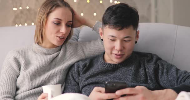 Amor Relación Pareja Joven Utilizando Aplicación Sitio Web Del Teléfono — Vídeos de Stock