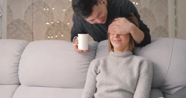 Erkek Bakımı için kız adama ver çay seven kadını için