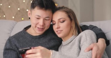 Cep telefonsuz bizim aşık. Adam evde kız arkadaşı sarılmak.