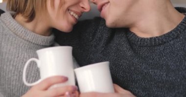 Aşk, ilişki, Çift birlikte evde çay içme