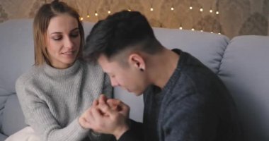 Genç çift duygularını göstermek birlikte evde