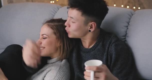 Jeune couple montrent leurs sentiments ensemble à la maison — Video