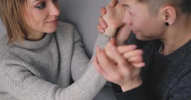 Jeune couple montrent leurs sentiments ensemble à la maison — Video