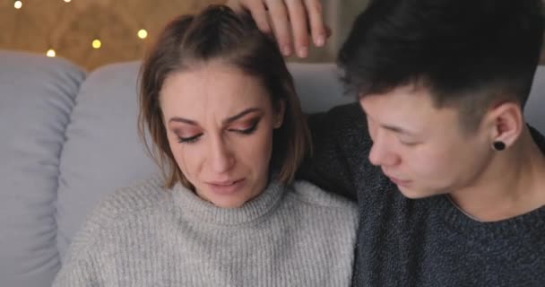Çift, kadın ağlamaya, söyle ona onlar ayrılmak dostum — Stok video