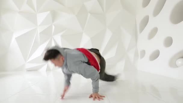 Professionele breakdancer man voert onwerkelijk dans moves op de verdieping in een studio — Stockvideo