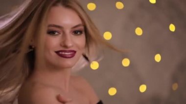 Poz, ağır çekim, sarı bokeh arka plan güzel saçlı güzel manken