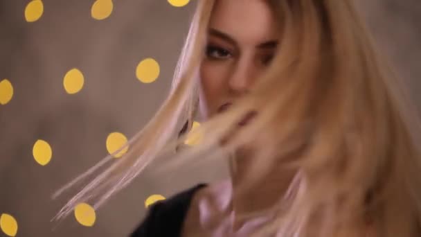 Elegant fashion model with beautiful hair turns face and looks at camera, slow motion — Stock video