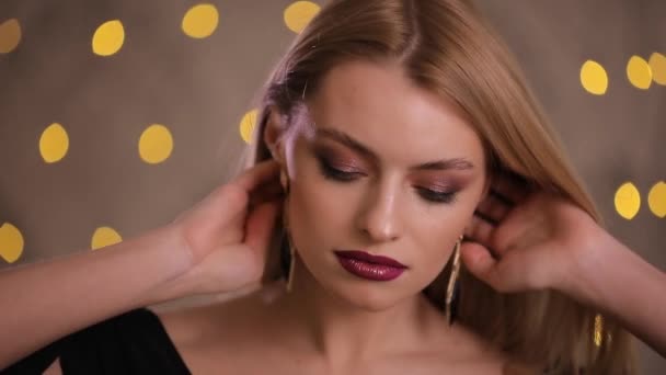 Splendido modello di moda con bei capelli in posa, rallentatore, sfondo bokeh giallo — Video Stock