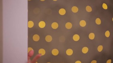 Güzel bir kadın, kadın cazibe, ağır çekim, sarı bokeh arka plan