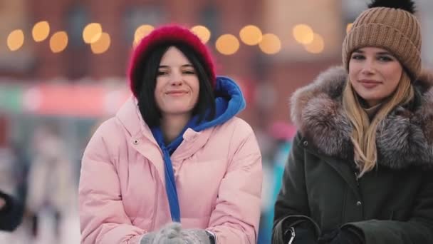 Mujeres amigas felices hablando en una pista de hielo, cámara lenta — Vídeos de Stock