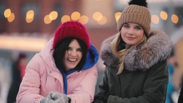 Feliz risa mujeres amigas hablando en una pista de hielo, slow motion — Vídeos de Stock