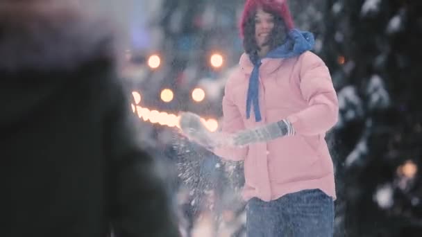 Mulheres felizes amigos joga joga bolas de neve juntos no dia de inverno, lentidão — Vídeo de Stock