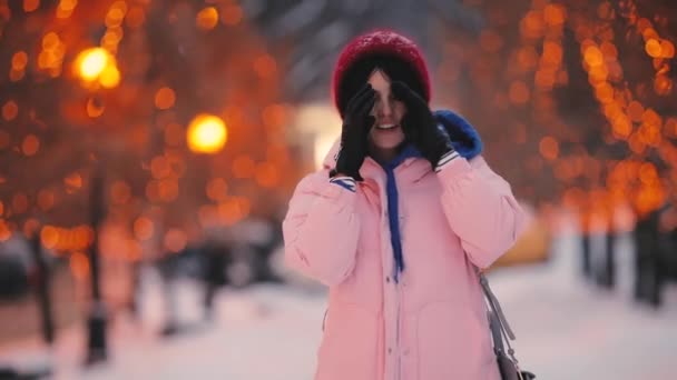 Feliz mujer hacer aire golpe beso caminar a lo largo de invierno callejón — Vídeo de stock