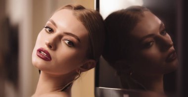 Retro moda modeli öğe, dikey, güzel makyaj, yansıtma