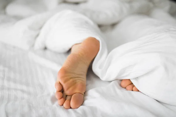 Чоловічі Ноги Ліжку Під Ковдрою — стокове фото