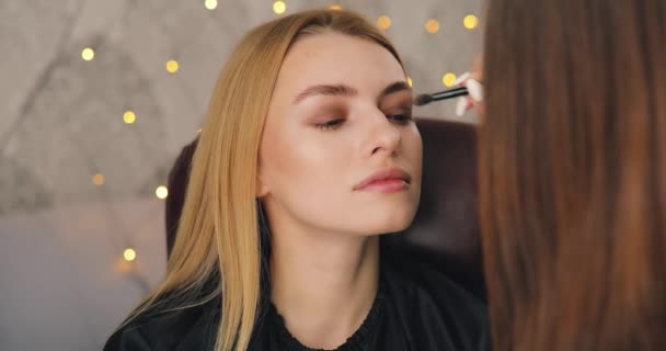 Makeup master arbetar för klienten hemma — Stockvideo