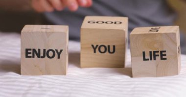 Ahşap dekoratif küpler yazılan iyi hayatın sözcükler keyfini çıkarın