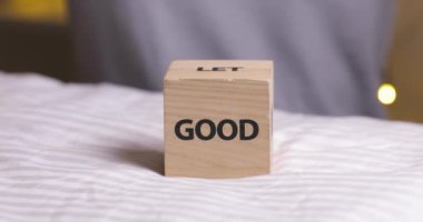 Ahşap dekoratif küpler yazılan iyi hayatın sözcükler keyfini çıkarın