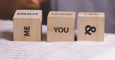 Ahşap dekoratif küpler yazılan iyi hayatın sözcükler keyfini çıkarın