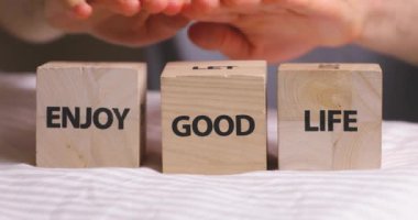 Ahşap dekoratif küpler yazılan iyi hayatın sözcükler keyfini çıkarın