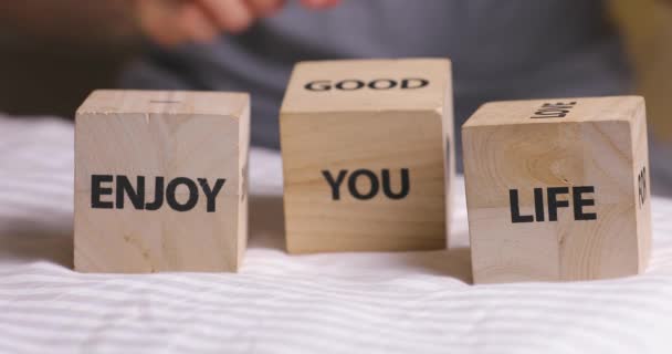 Ciesz się dobre życie słowa napisane na drewniane kostki dekoracyjne — Wideo stockowe