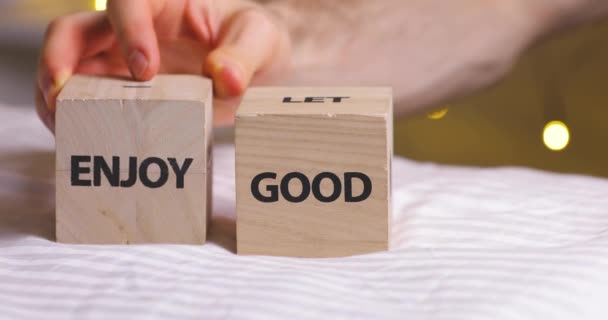 Profitez des mots Good Life écrits sur des cubes décoratifs en bois — Video