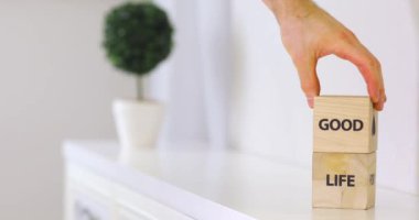 Ahşap dekoratif küpler yazılan iyi hayatın sözcükler keyfini çıkarın