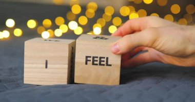 Ahşap dekoratif küpleriyle yazılan sözcükler hissediyorum