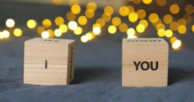 Ben seni seviyorum Ahşap dekoratif küpleriyle yazılan sözcükler